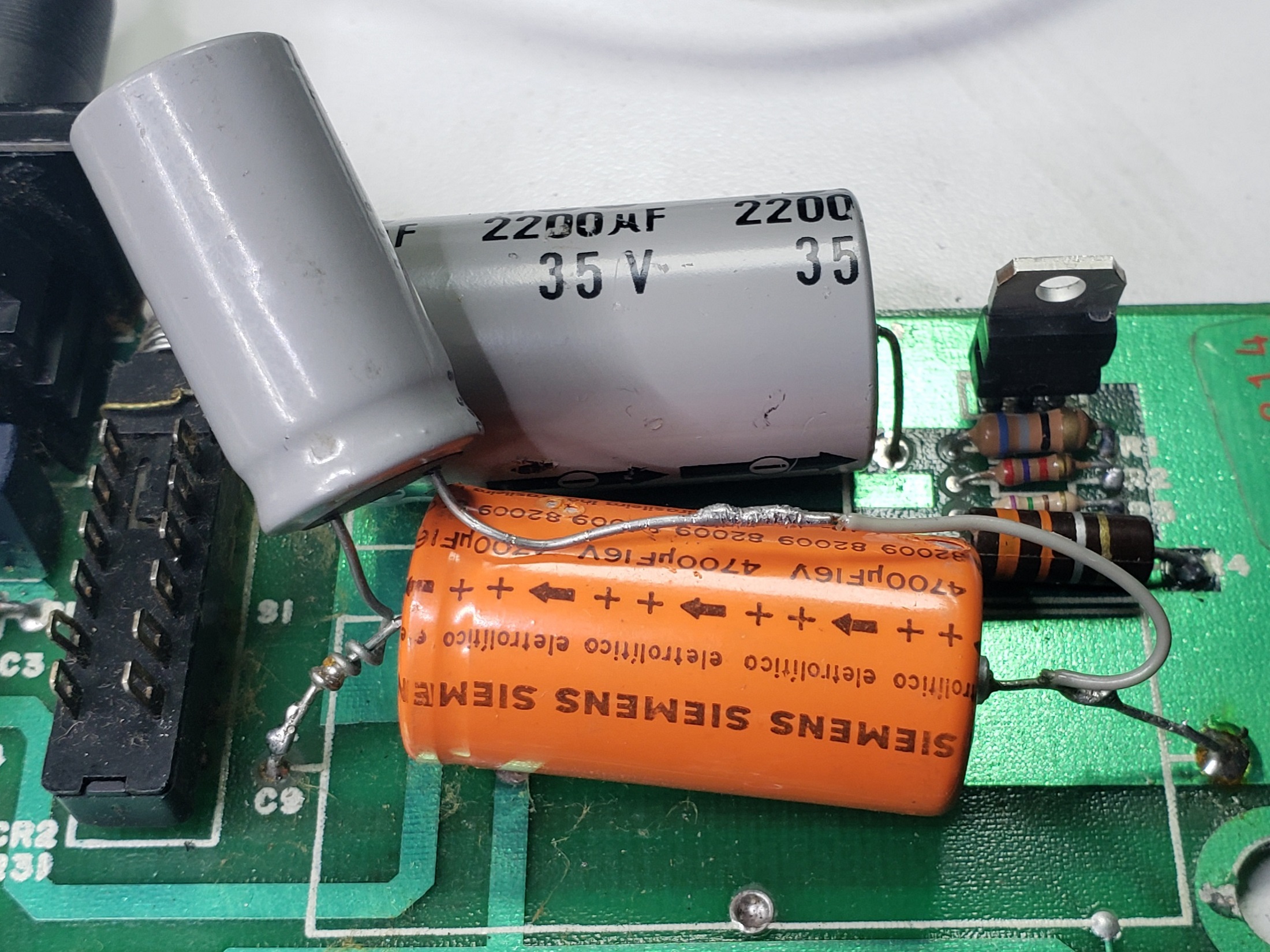 Radio Shack TRS-80 Model I: 21 - Cambio capacitores alimentación