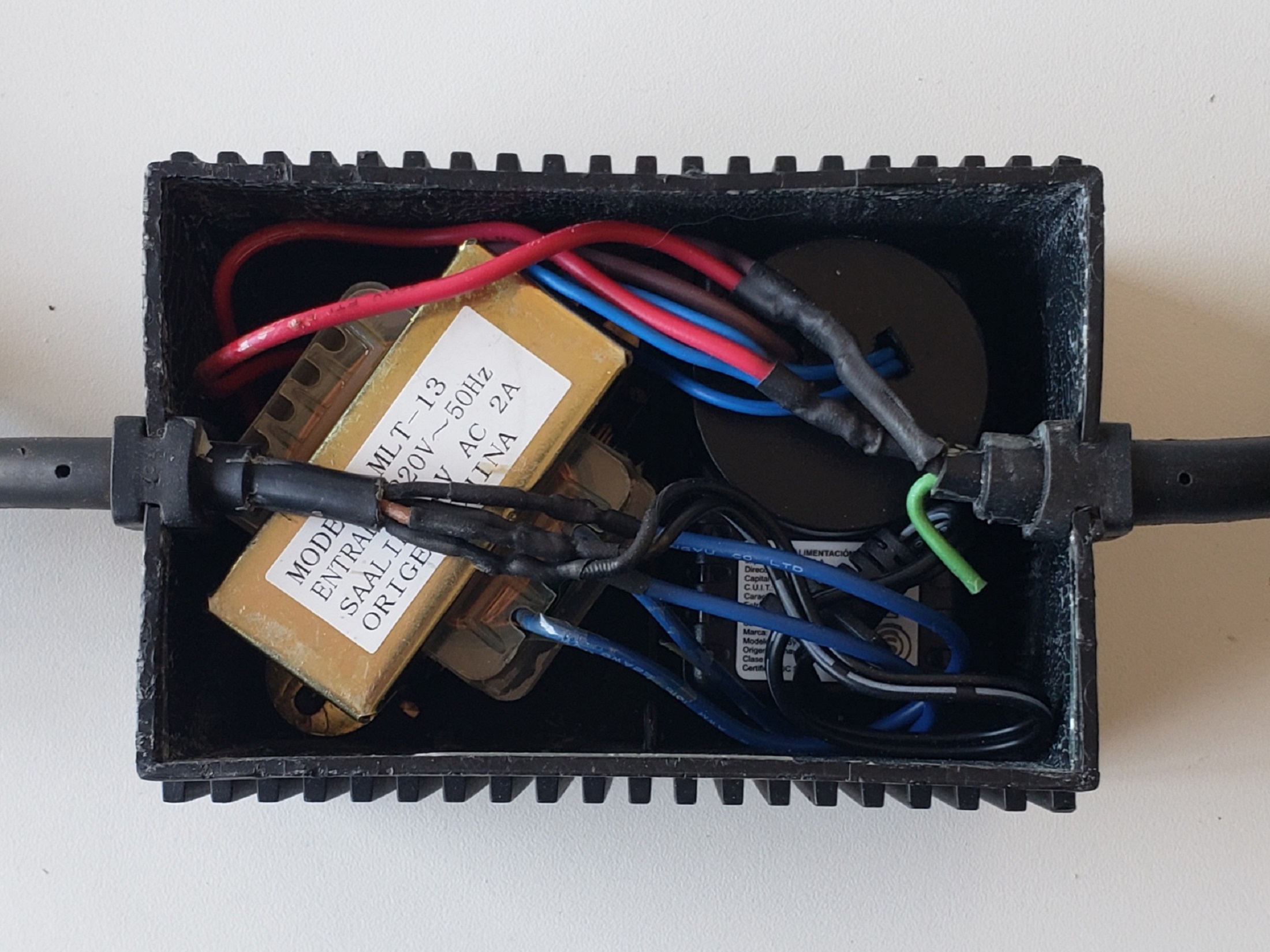 Commodore C64: 11 - Realizar las conexiones utilizando los cables originales