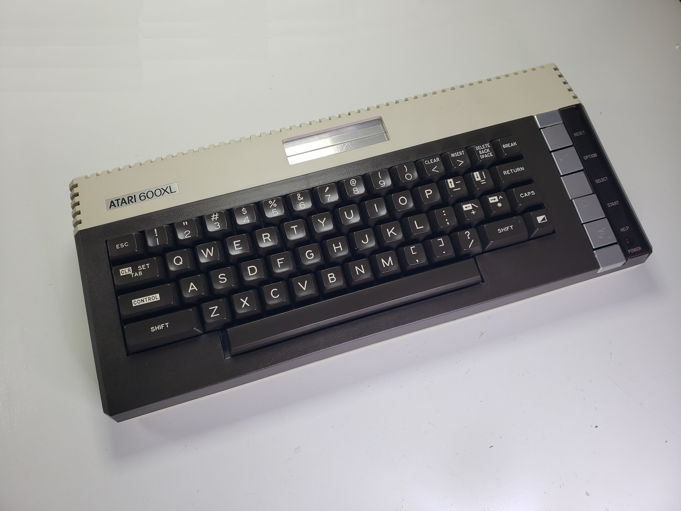 Atari 600XL: Consola diagonal - AT85000054